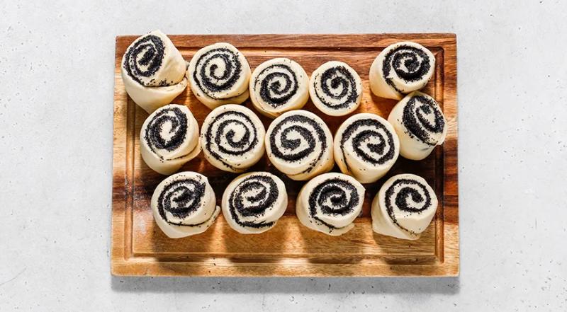 Булочки-«улитки» с маком и глазурью, пошаговый рецепт с фото на 1046 ккал