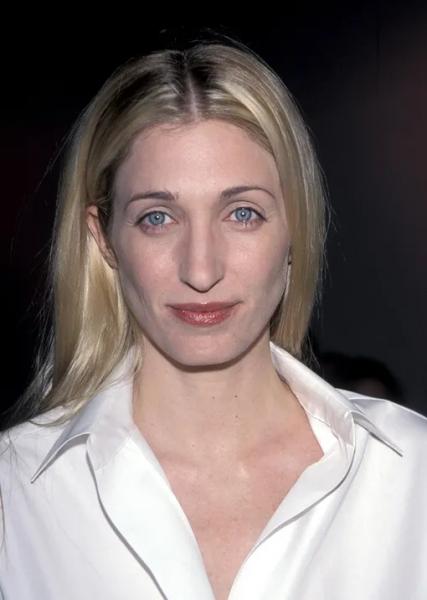 Элементарный прием Кэролин Бессет-Кеннеди с белой футболкой