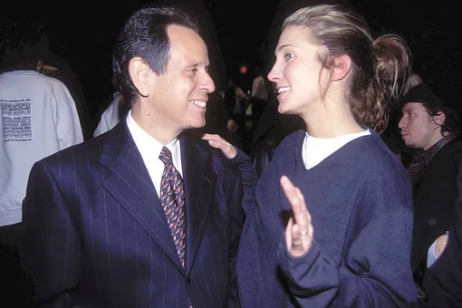 Элементарный прием Кэролин Бессет-Кеннеди с белой футболкой