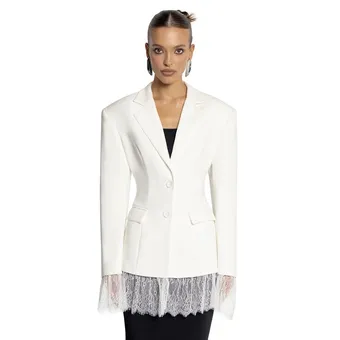 Как носить кружево в 2026, чтобы избежать «эффекта скатерти»