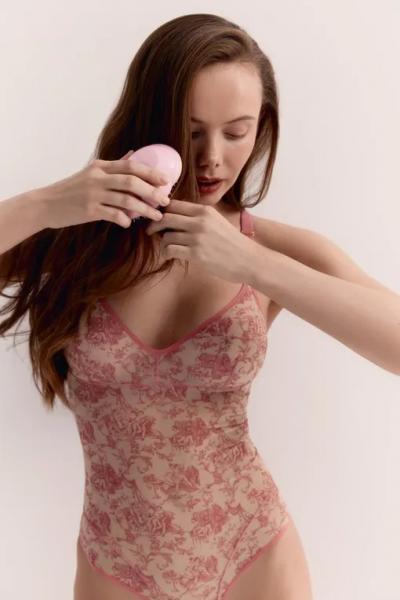 Модный дайджест к 14 февраля: образы для свиданий, парные аутфиты, идеи романтичных подарков