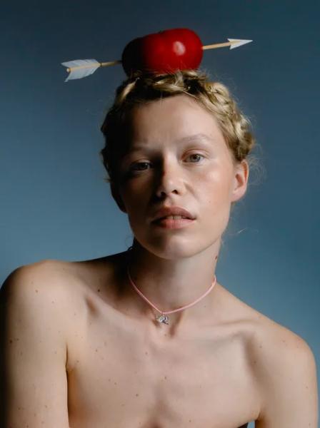 Модный дайджест к 14 февраля: образы для свиданий, парные аутфиты, идеи романтичных подарков