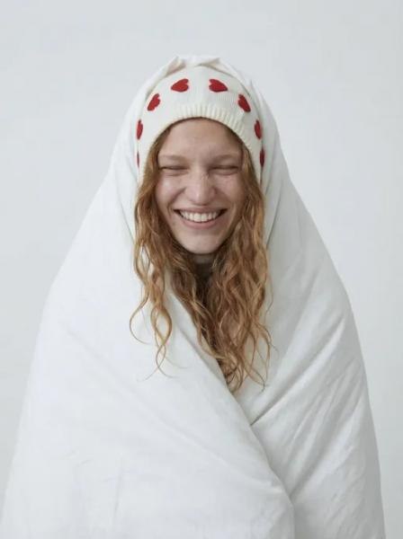 Модный дайджест к 14 февраля: образы для свиданий, парные аутфиты, идеи романтичных подарков