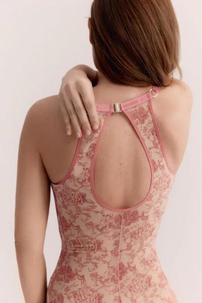 Модный дайджест к 14 февраля: образы для свиданий, парные аутфиты, идеи романтичных подарков