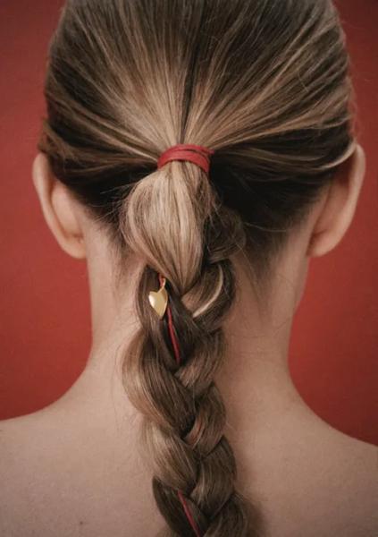 Модный дайджест к 14 февраля: образы для свиданий, парные аутфиты, идеи романтичных подарков