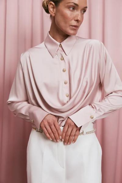 Модный дайджест к 14 февраля: образы для свиданий, парные аутфиты, идеи романтичных подарков