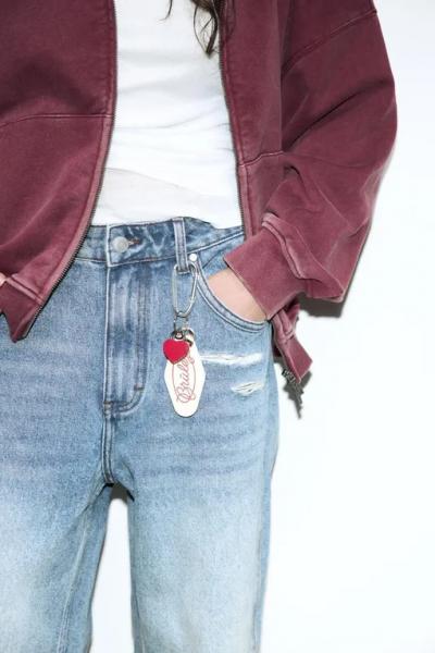 Модный дайджест к 14 февраля: образы для свиданий, парные аутфиты, идеи романтичных подарков