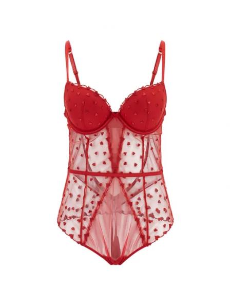 Модный дайджест к 14 февраля: образы для свиданий, парные аутфиты, идеи романтичных подарков