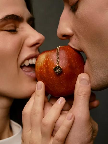 Модный дайджест к 14 февраля: образы для свиданий, парные аутфиты, идеи романтичных подарков