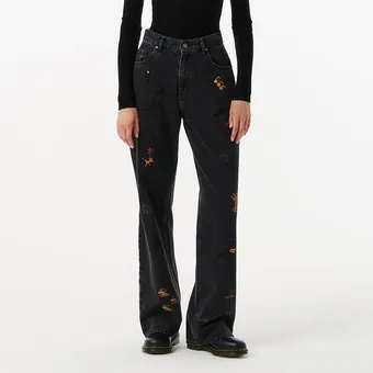 Подборка-доказательство: на весну тебе нужны джинсы с вышивкой