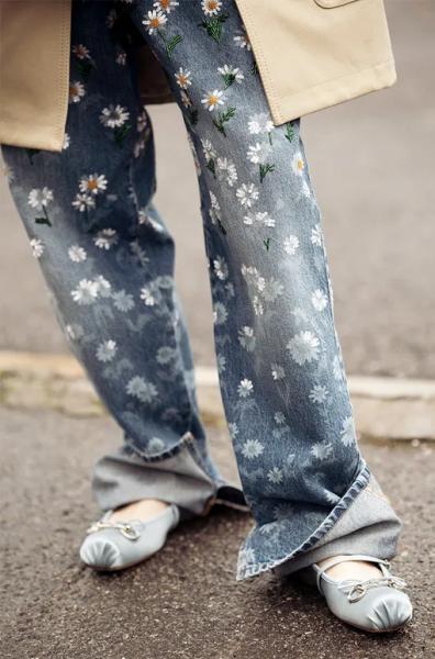 Подборка-доказательство: на весну тебе нужны джинсы с вышивкой