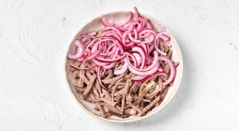 Салат &laquo;Мужские слезы&raquo; с говядиной, пошаговый рецепт с фото на 632 ккал