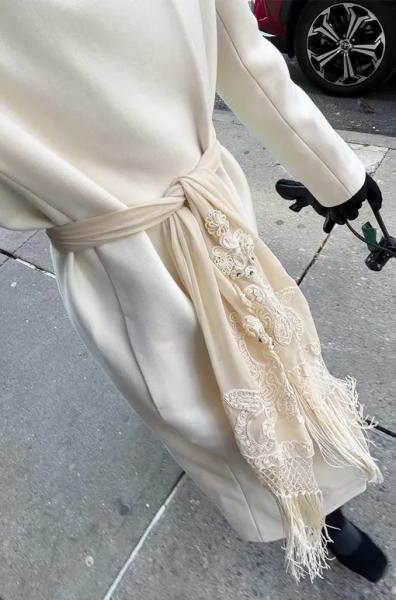 Шарфы с бахромой – микротренд весны-2026, который тебе нельзя пропустить