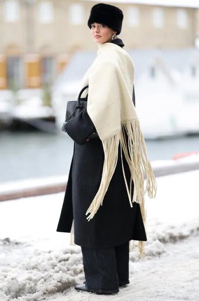 Шарфы с бахромой – микротренд весны-2026, который тебе нельзя пропустить