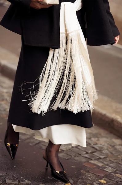 Шарфы с бахромой – микротренд весны-2026, который тебе нельзя пропустить