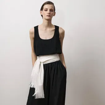 Шарфы с бахромой – микротренд весны-2026, который тебе нельзя пропустить