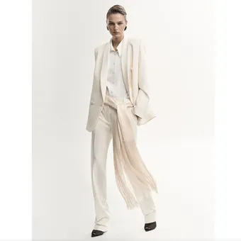 Шарфы с бахромой – микротренд весны-2026, который тебе нельзя пропустить