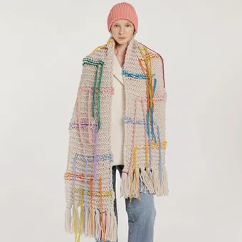 Шарфы с бахромой – микротренд весны-2026, который тебе нельзя пропустить