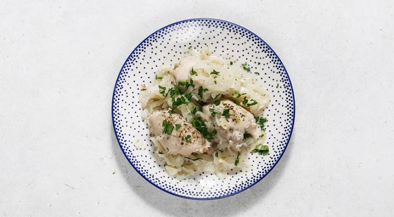 Тушеные куриные бедрышки с луком, пошаговый рецепт с фото на 560 ккал