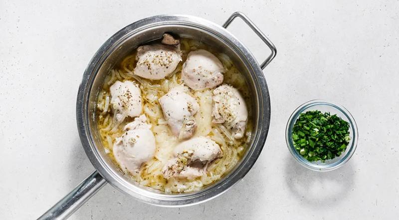 Тушеные куриные бедрышки с луком, пошаговый рецепт с фото на 560 ккал