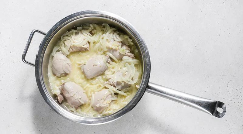 Тушеные куриные бедрышки с луком, пошаговый рецепт с фото на 560 ккал