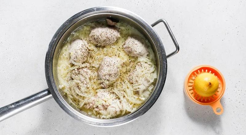 Тушеные куриные бедрышки с луком, пошаговый рецепт с фото на 560 ккал