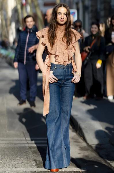 Что надеть с джинсами-клеш весной 2026 года?