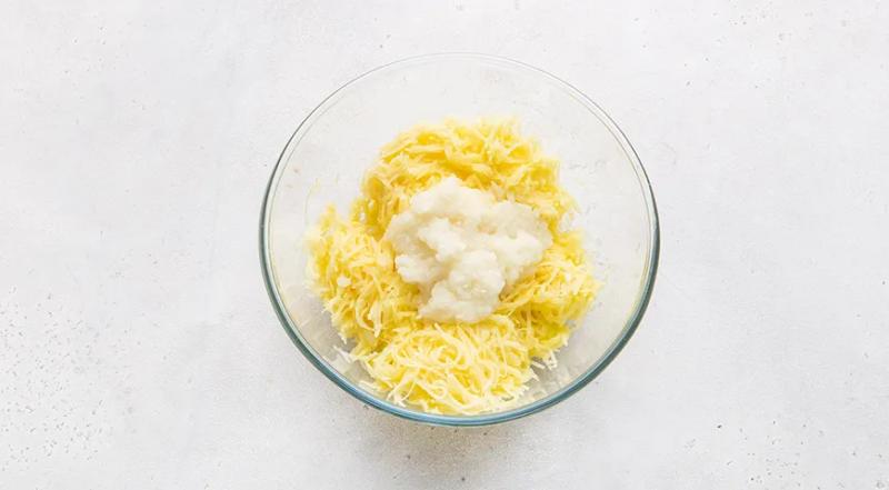 Домашние драники с колбасой и сыром, пошаговый рецепт с фото на 410 ккал