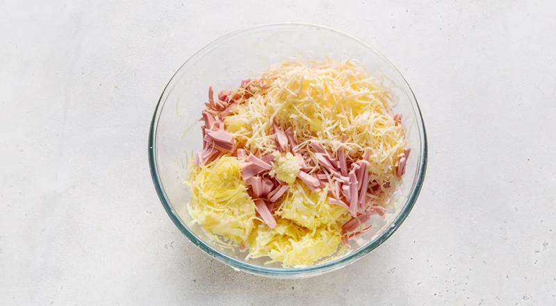 Домашние драники с колбасой и сыром, пошаговый рецепт с фото на 410 ккал