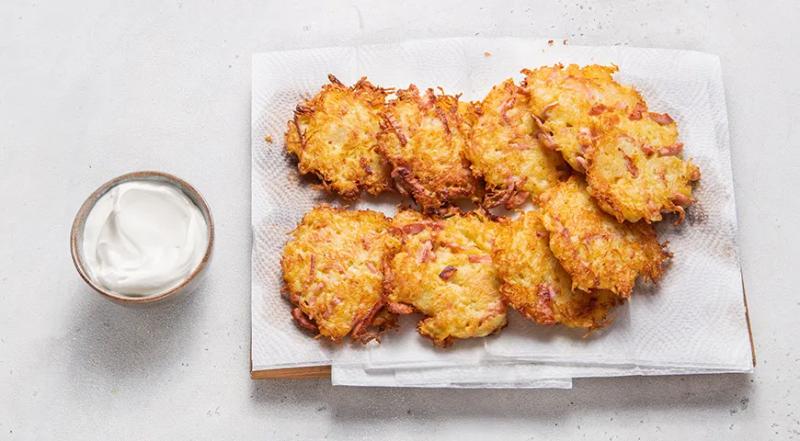 Домашние драники с колбасой и сыром, пошаговый рецепт с фото на 410 ккал