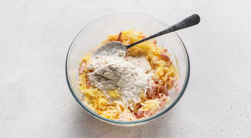 Домашние драники с колбасой и сыром, пошаговый рецепт с фото на 410 ккал