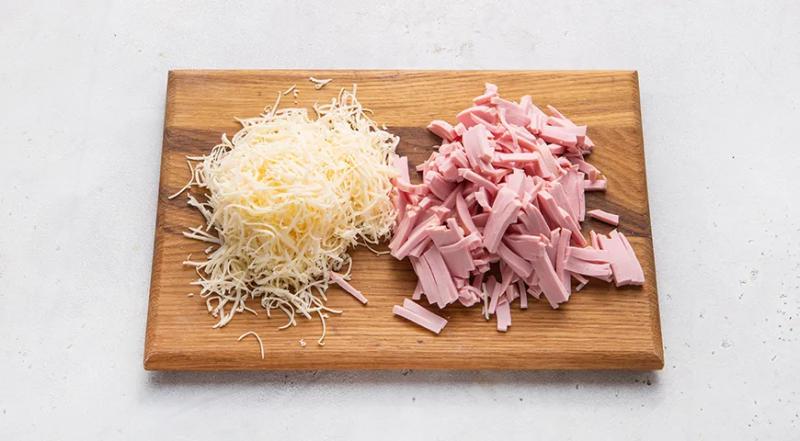 Домашние драники с колбасой и сыром, пошаговый рецепт с фото на 410 ккал