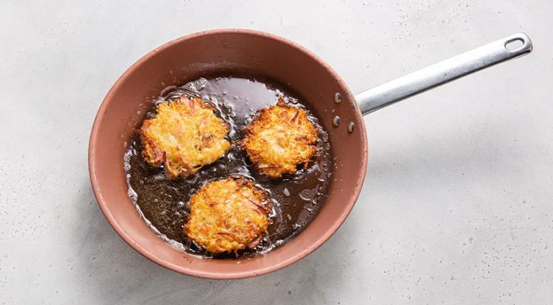 Домашние драники с колбасой и сыром, пошаговый рецепт с фото на 410 ккал