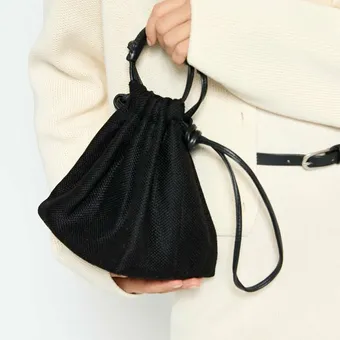 Где искать сумку-кисет &ndash; модное &laquo;вау&raquo; весны-2026