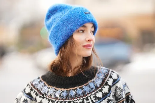 Ярко-синий цвет в тренде: как его носить