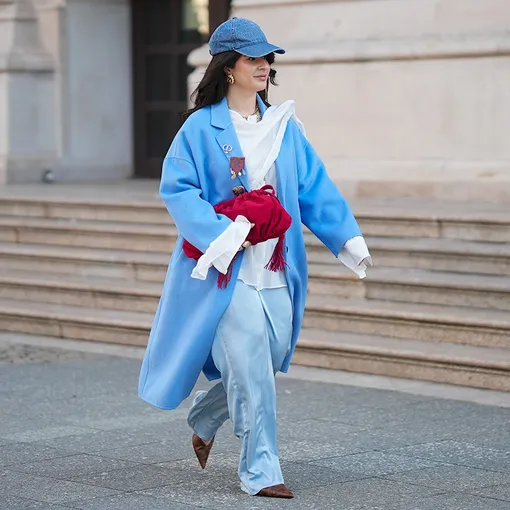 Ярко-синий цвет в тренде: как его носить