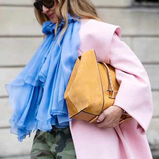 Ярко-синий цвет в тренде: как его носить