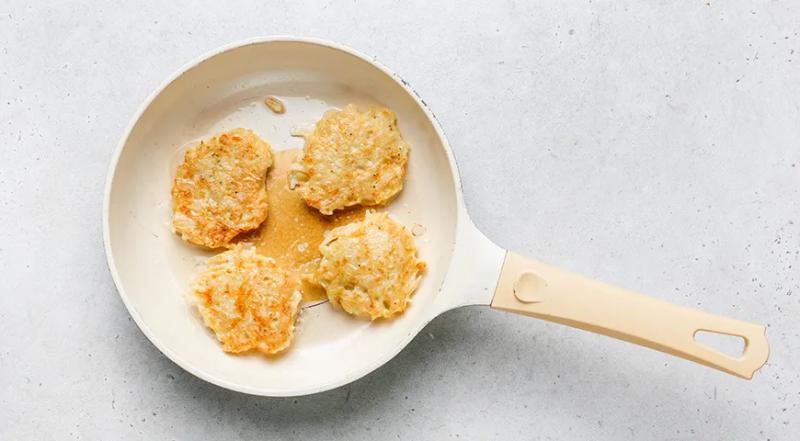 Капустные оладьи с сыром, пошаговый рецепт с фото на 399 ккал