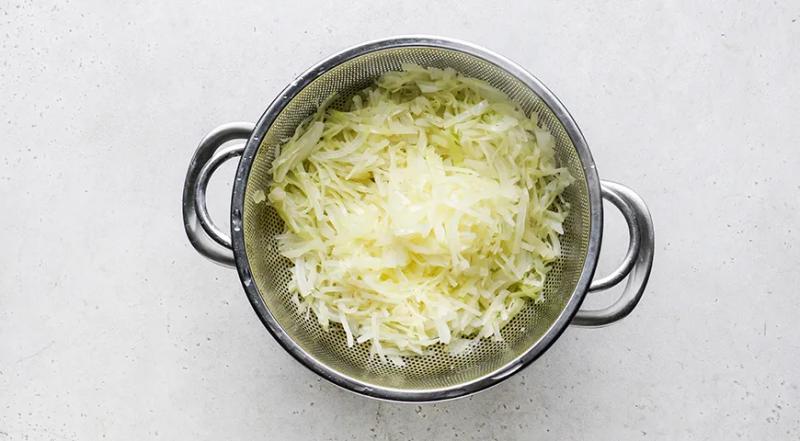 Капустные оладьи с сыром, пошаговый рецепт с фото на 399 ккал