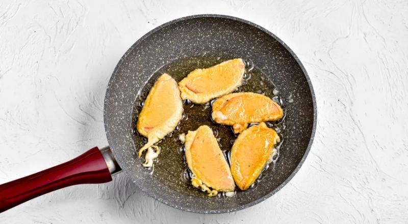 Колбаса в кляре на сковороде, пошаговый рецепт с фото на 414 ккал