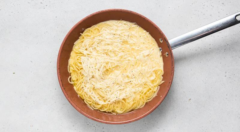 Макароны с яйцом и сыром на сковороде, пошаговый рецепт с фото на 517 ккал