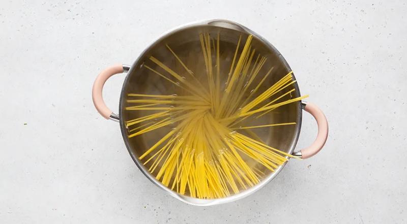 Макароны с яйцом и сыром на сковороде, пошаговый рецепт с фото на 517 ккал