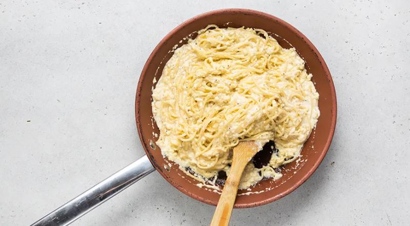 Макароны с яйцом и сыром на сковороде, пошаговый рецепт с фото на 517 ккал