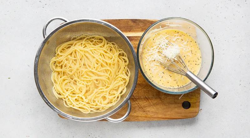 Макароны с яйцом и сыром на сковороде, пошаговый рецепт с фото на 517 ккал