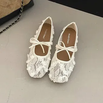 Модная обувь на лето 2026 — кружевные балетки