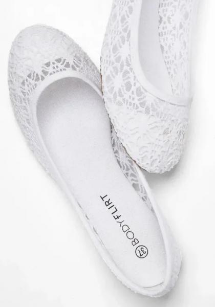 Модная обувь на лето 2026 — кружевные балетки