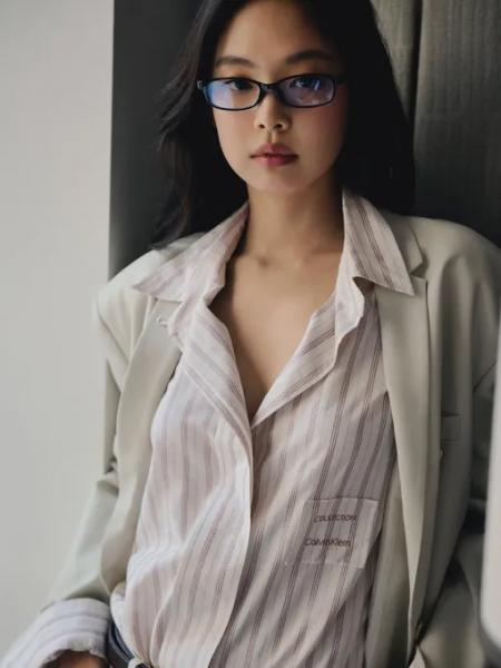 Модная замена белой рубашке: вдохновляемся образом Дженни из Blackpink