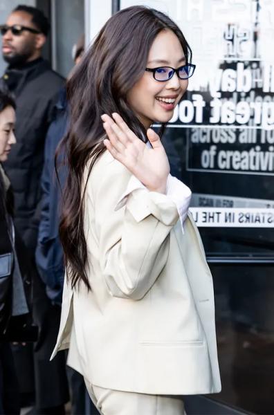 Модная замена белой рубашке: вдохновляемся образом Дженни из Blackpink