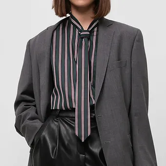 На весну тебе необходима рубашка с воротником-шарфом &ndash; вот доказательство!