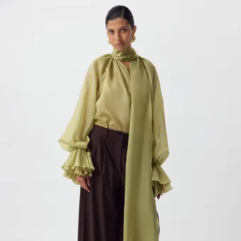 На весну тебе необходима рубашка с воротником-шарфом &ndash; вот доказательство!